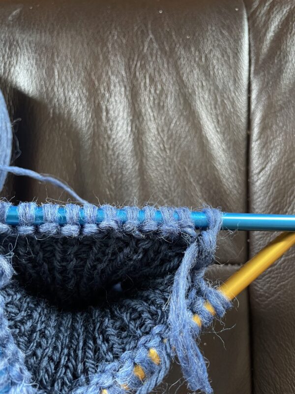 Aukastroff prjónað við. Extra ribbing knitted along